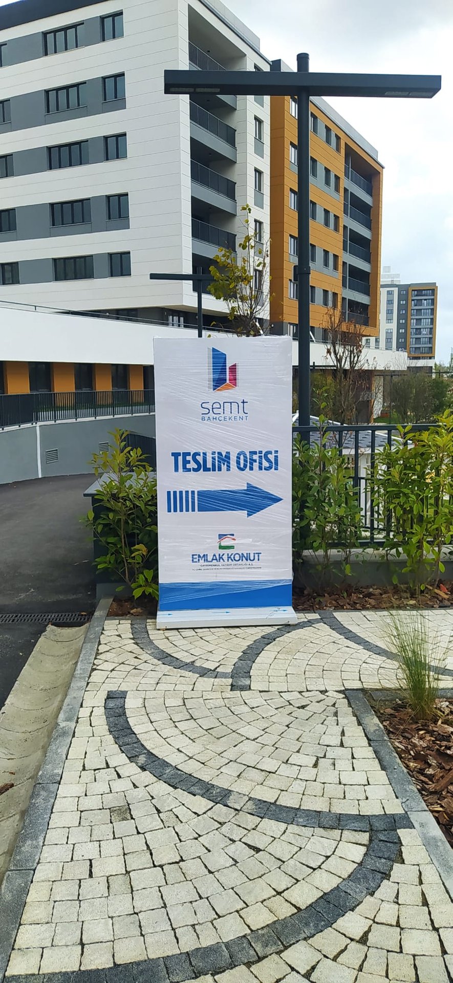 Semt Bahçekent projesinde ok yönlü Teslim Ofisi yönlendirme tabelası